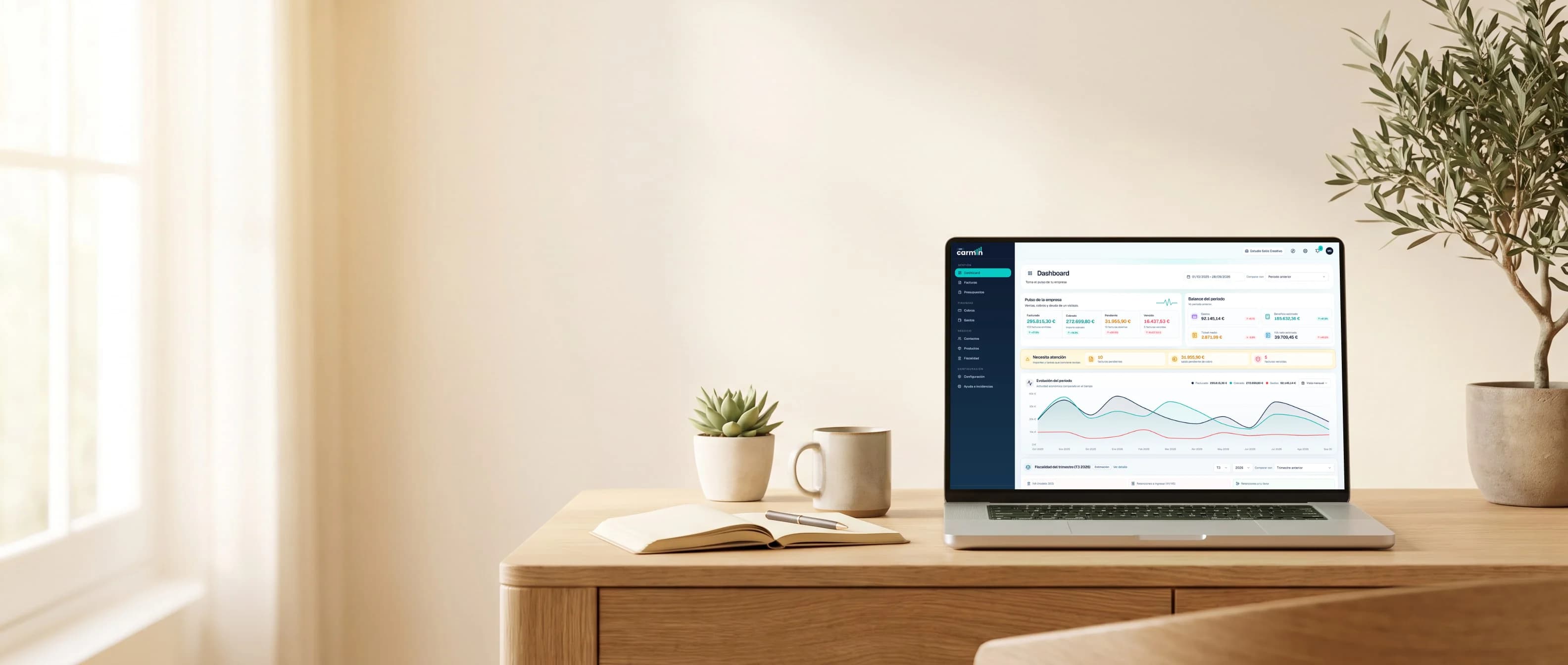 Escritorio luminoso con un portátil que muestra el dashboard de Carmin ERP