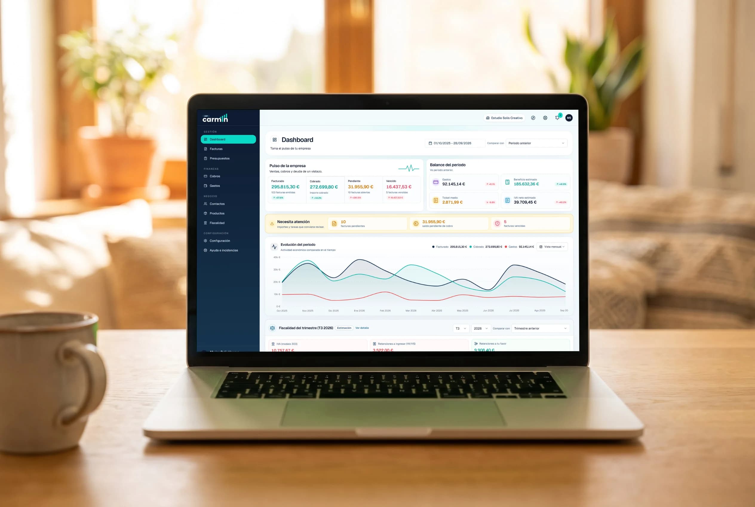 Dashboard de Carmin ERP en un portátil sobre una mesa de trabajo