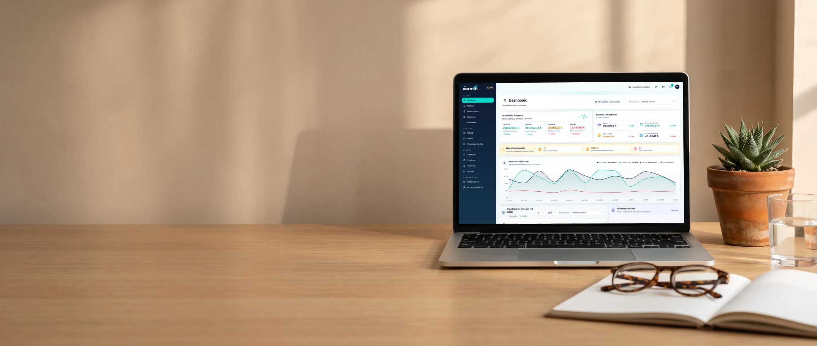 Escritorio con un portátil que muestra el dashboard de Carmin ERP